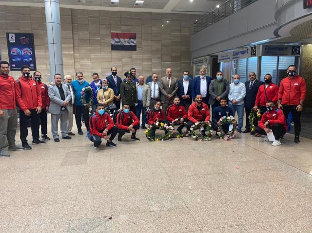 وزير الرياضة يهنئ المنتخب المصري للمصارعة بمطار القاهرة