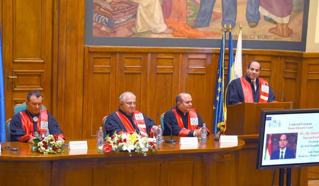 الرئيس السيسى بعد منحه الدكتوراه الفخرية من جامعة بوخارست