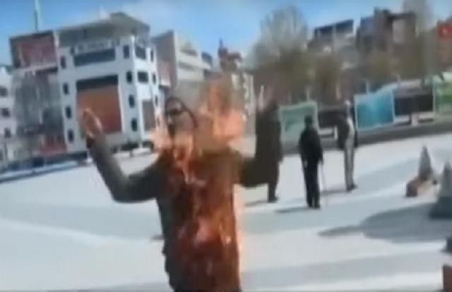 مواطن تركي يشعل النار في نفسه بالشارع