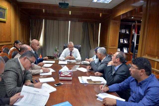 محافظ القليوبية يعقد إجتماعا مع رئيس جهاز تعمير القاهرة الكبرى لمتابعة المشروعات التي ينفذها الجهاز بالمحافظة