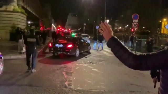 شرطة باريس تنجح فى تهريب رئيس فرنسا وزوجته من المتظاهرين خلال مشاهدتهما مسرحية