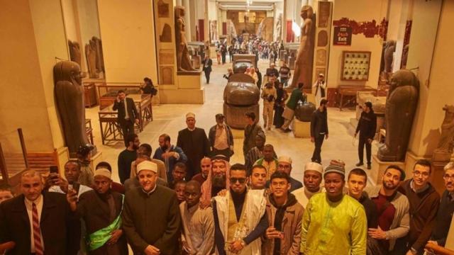 وفد كبار علماء هيئة الأوقاف يشارك طلاب بعثة حفظة القرآن الكريم زيارة القلعة والمتحف المصري