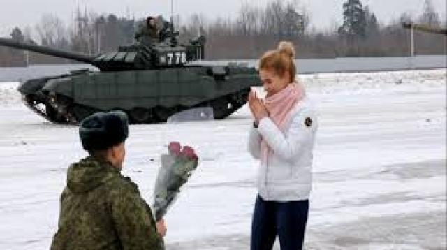  ضابط روسي يطلب يد حبيبته بدبابات على «شكل قلب» 
