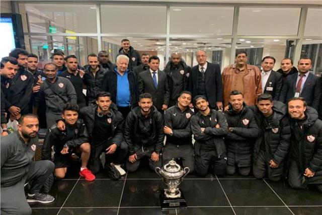 وزير الرياضة يستقبل فريق الزمالك بمطار القاهرة بعد التتويج بالسوبر الأفريقي 