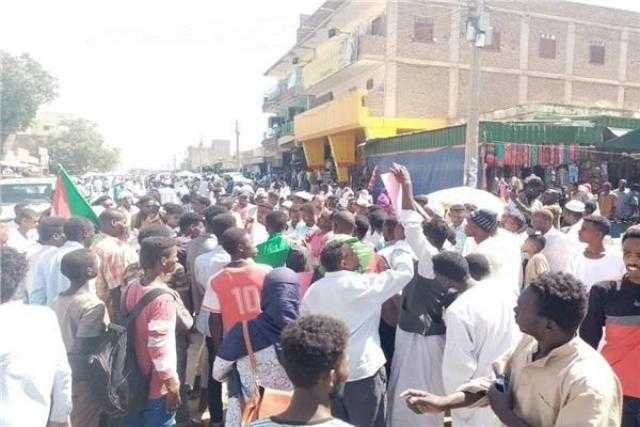 الشرطة السودانية تخلي محيط القصر الجمهوري بعد إطلاق للغاز المسيل للدموع
