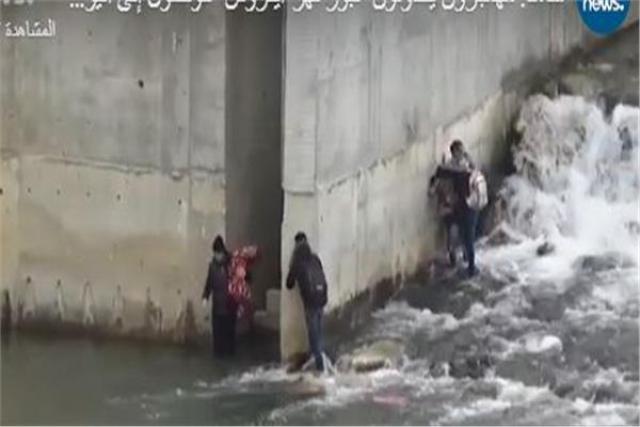 مهاجرون يحاولون عبور نهر إيفروس للوصول إلى اليونان