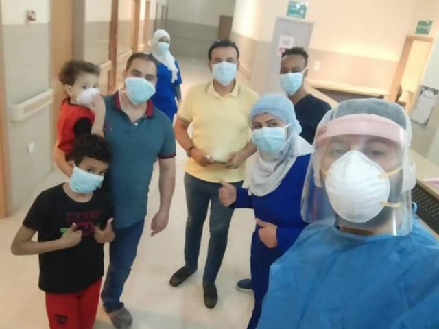 تعافي خمسة أفراد من أسرة مصرية من فيروس «كورونا» بشكل كامل وخروجهم من مستشفي الصداقة بأسوان