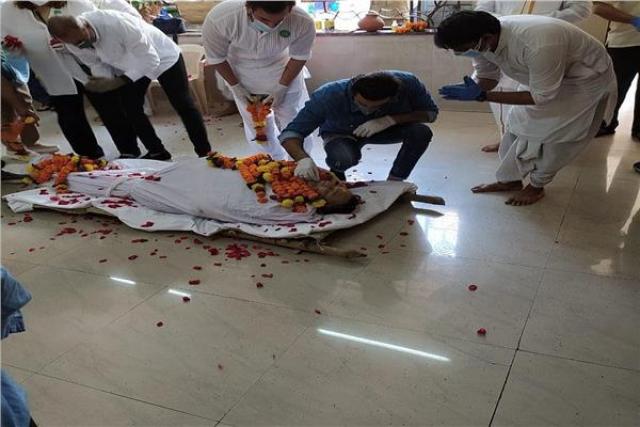 حرق جثمان الفنان الهندي الشهير "ريشي كابور"