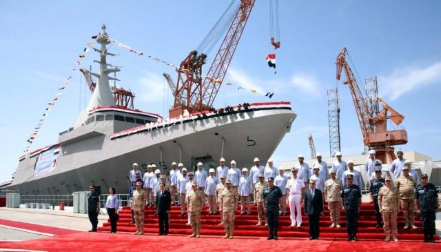 وزير الدفاع يتفقد الغواصة S-43 المنضمة حديثاً للقوات البحرية ويدشن مدمرة جديدة
