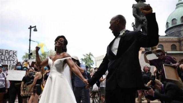 احتفال عروسين بزفافهما بين محتجين الولايت المتحدة الأمريكية