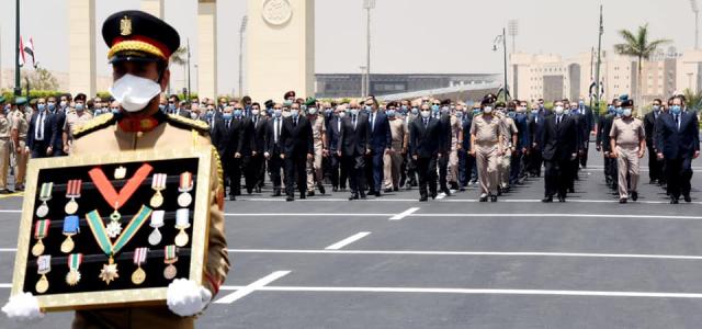 حرس الشرف يستعرض نياشين وقلائد الفريق الراحل محمد العصار