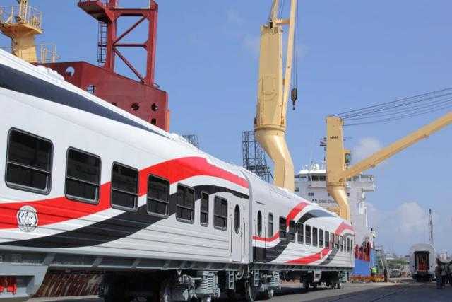 وزير النقل يعلن وصول دفعة جديدة من عربات ركاب السكك الحديدية (صور)