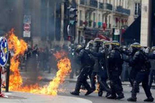 شاهد.. اشتباكات عنيفة بين الشرطة الفرنسية والمتظاهرين
