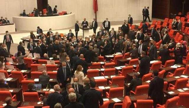 ضربوا بعض ..اشتباكات طاحنة في برلمان تركيا بين مؤيدي أردوغان ومعارضيه