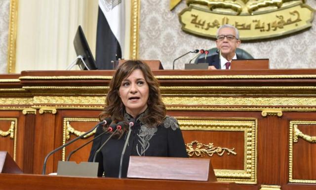 السفيرة نبيلة مكرم تلقى بيان الهجرة امام النواب