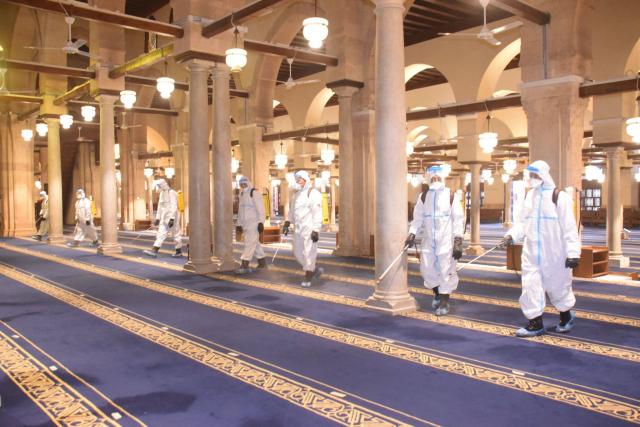 الإدارات التخصصية بالقوات المسلحة تعقم المساجد
