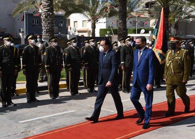 شاهد..مراسم استقبال رسمى لرئيس الوزراء فى مقر الحكومة الليبية وعزف السلام الوطنى للبلدين