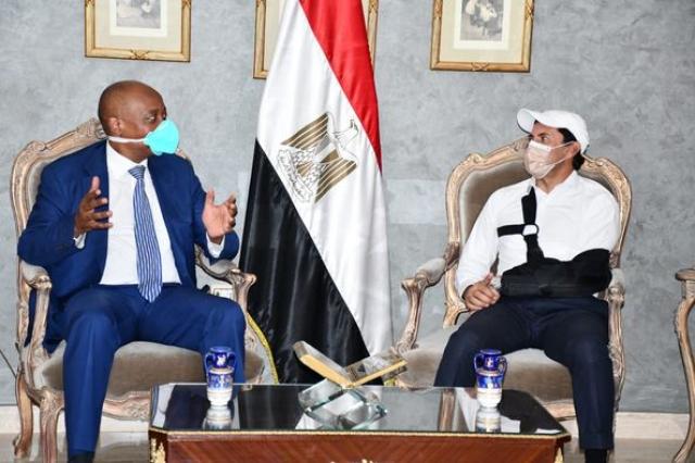 وزير الشباب الرياضة يستقبل رئيس الكاف عقب وصوله القاهرة