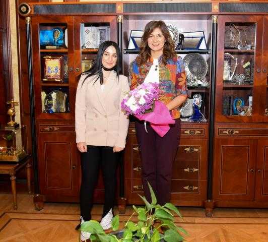 وزيرة الهجرة تستقبل فتاة مصرية بعد حل أزمة توقفها بأحد المطارات