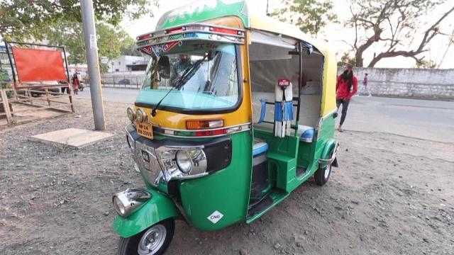 الهند تحول عربات التوكتوك إلى سيارات إسعاف بسبب كورونا