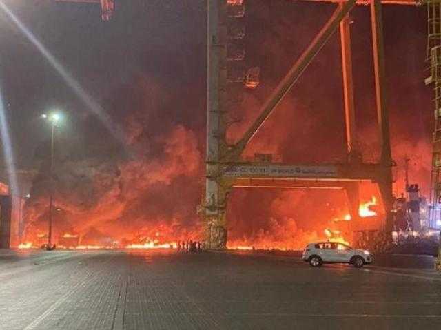 حكومة دبى: حريق ناجم عن انفجار حاوية على متن سفينة بميناء جبل علي