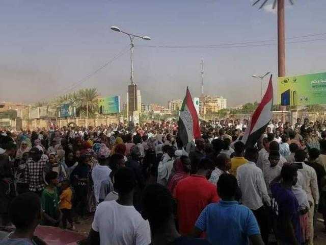 قوات عسكرية تفرق متظاهرين أمام مقر قيادة الجيش وسط الخرطوم
