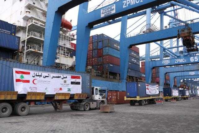 سفينة مساعدات مصرية تغادر ميناء دمياط للأشقاء فى لبنان| فيديو و صور