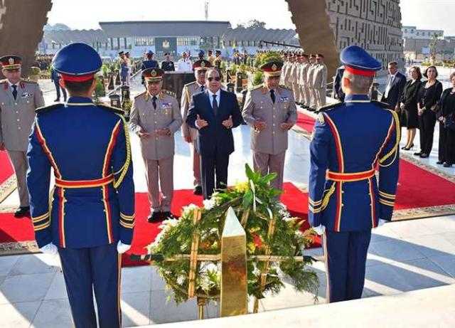 الرئيس السيسي يضع إكليلا من الزهور على النصب التذكاري بمناسبة تحرير سيناء| فيديو