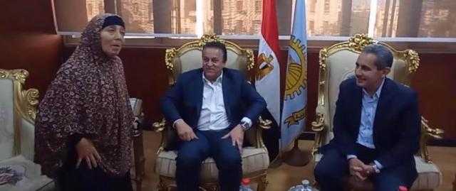 خالد عبد الغفار يستقبل ”سيدة الجلاء” بمكتب محافظ الغربية ويوفر لها وحدة سكنية بكامل تجهيزاتها| فيديو