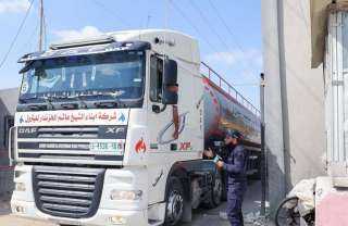 شاحنات وقود ومواد أساسية تدخل غزة بعد سريان الهدنة| صور