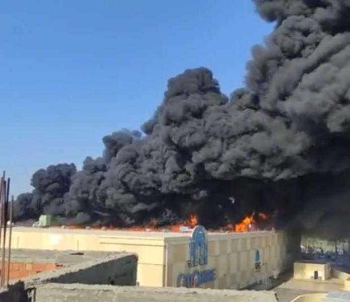 حريق هائل بكارفور الإسكندرية و الدفع ب5 سيارات إطفاء للسيطرة عليه