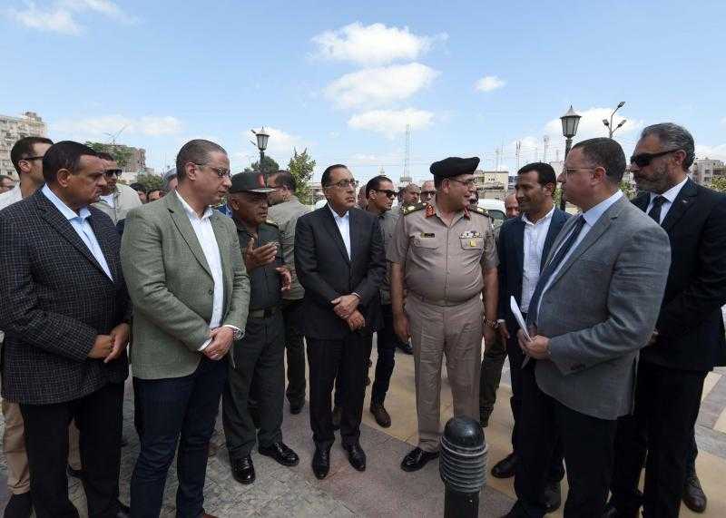 رئيس الوزراء يتفقد مُجمعيْ الصناعات الصغيرة والمتوسطة بمدينة الفيوم الجديدة