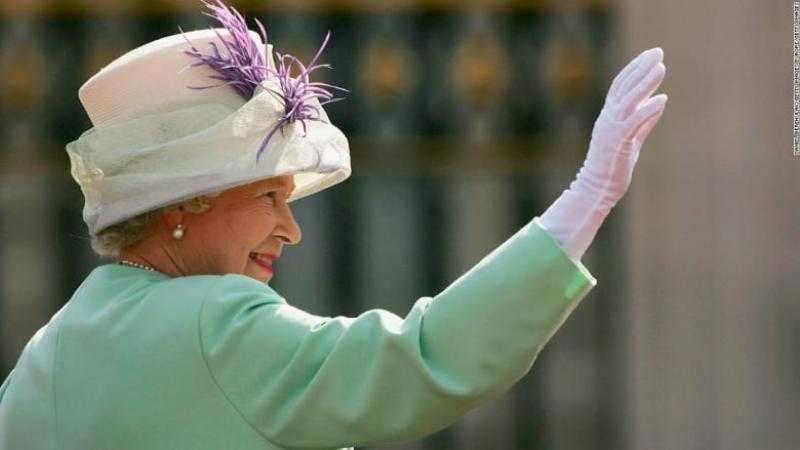 بريطانيا تعلن تنكيس الأعلام حدادا على وفاة الملكة إليزابيث الثانية