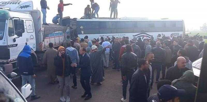 ننشر أسماء مصابي حادث تصادم أتوبيس جامعي بسيارة نقل على طريق المنصورة