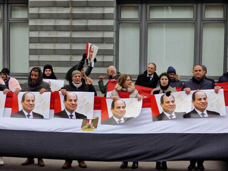 الجالية المصرية في برلين تحتفل بعيد الشرطة بصور الرئيس وأعلام مصر| صور