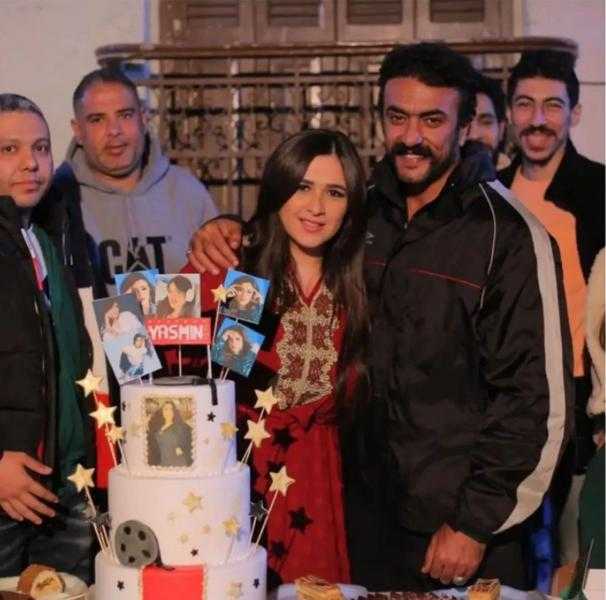 بالصور| العوضي يحتفل بعيد ميلاد ياسمين عبد العزيز فى كواليس ضرب نار