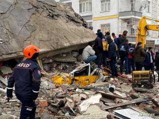 ”الصليب والهلال الأحمر الدولي”: انهيار 175 مبنى بحلب واللاذقية وحماة وعدد الضحايا مرشح للارتفاع