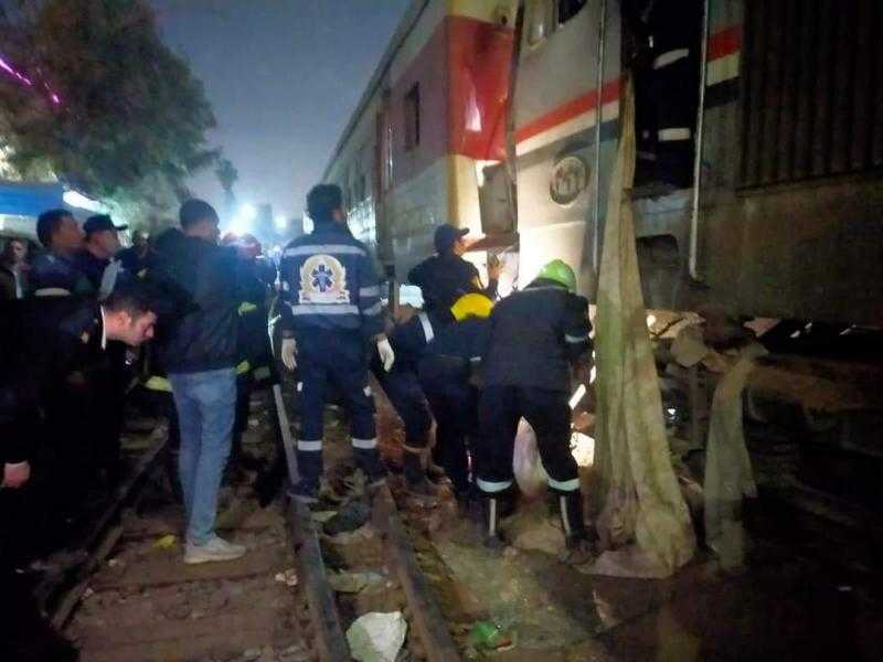محافظ القليوبية يتفقد مكان اصطدام قطار قليوب.. والسكة الحديد: اصطدم بحاجز التصادم