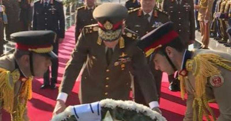 الرئيس السيسي ينيب وزير الدفاع لوضع إكليل زهور على النصب التذكاري| فيديو