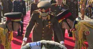 الرئيس السيسي ينيب وزير الدفاع لوضع إكليل زهور على النصب التذكاري| فيديو