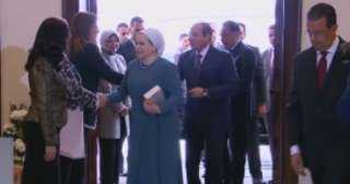 الرئيس السيسي والسيدة قرينته يصلان حفل تكريم المرأة المصرية والأم المثالية