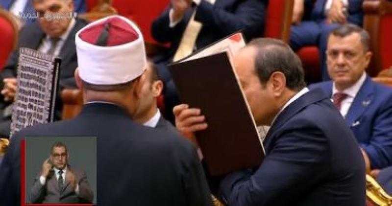 وزير الأوقاف يهدي الرئيس السيسي نسخة من كتاب الله باحتفالية ليلة القدر