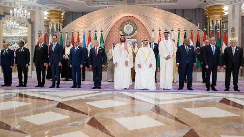 أمير قطر يغادر جدة بعد حضوره القمة العربية