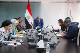 وزيرة البيئة تعقد إجتماعاً مع لجنة الإستثمار بوزارة البيئة لبحث الفرص التمويلية المتاحة للإستثمار فى عدد من المحميات الطبيعية