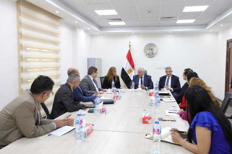 وزير التعليم العالي يلتقي ممثلي مبادرة ”حياة كريمة” لبحث تكثيف التعاون بين الجانبين