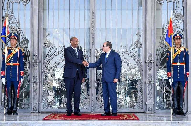 البرهان يشكر مصر قيادة وشعبا على تسهيل دخول السودانيين