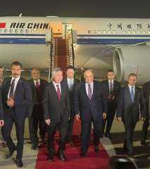 رئيس مجلس الشيوخ يستقبل وفد الحزب الشيوعي الصيني بمطار القاهرة.