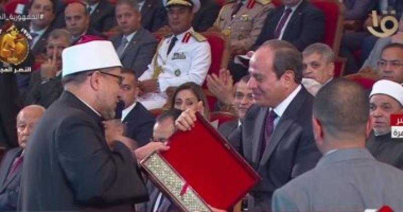 وزير الأوقاف يهدي الرئيس السيسي موسوعة الثقافة الإسلامية باحتفالية المولد