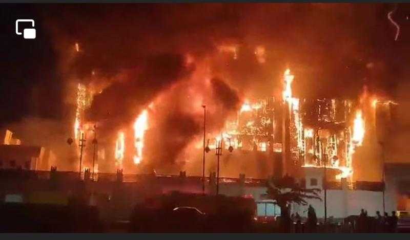إخلاء المتواجدين من مديرية أمن الإسماعيلية بعد نشوب حريق بالمبنى