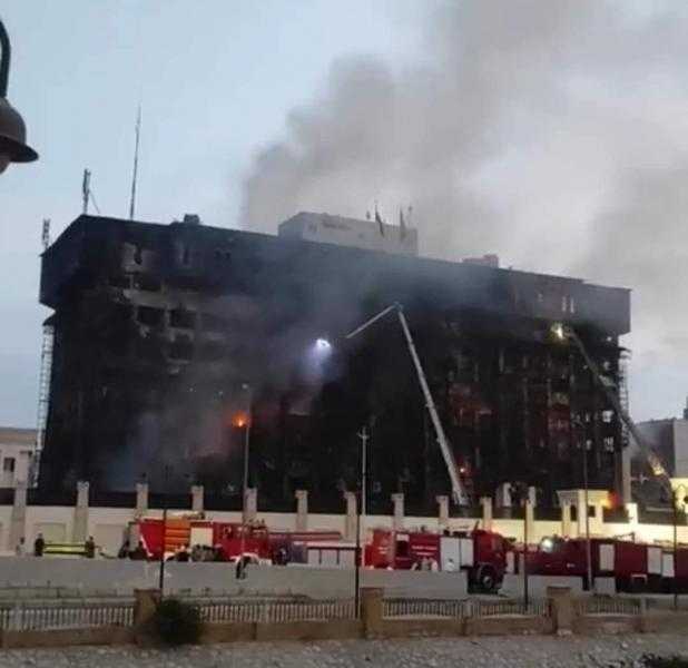 القوات المسلحة تدفع بسيارات إطفاء للسيطرة على حريق مديرية أمن الإسماعيلية